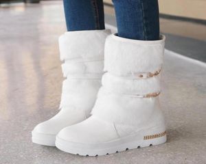 Vita snöstövlar Kvinnor Double Metal Chains Mid-Calf Winter Boots PLAID Vit läder Mysig lång plyschplattform Y9811271245