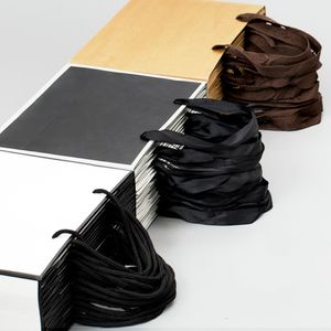 Presente de vestuário de embalagem de papel de papel Kraft grande com alças pequenas bolsas de compras pretas 196k