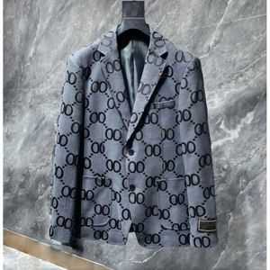 Дизайнерская мода мужская костюм пиджак-пиджак мужской стилист Стилист Письма вышивая с длинными рукавами.
