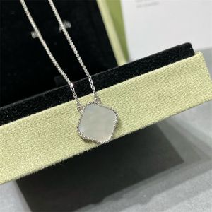 Подвесное ожерелье дизайнер для женщины мини -ожерелья Clover Designer Jewelry Fashion Casual Ornament женское ожерелье Бога Серебряное Цвет Леди настоящее ZL206