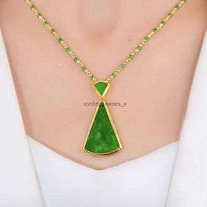 2024New Small Skirt Necklace Womens Pendant High end Light Luxury and Crowd Fan shaped Collar Chain Gift Clothing 1BE3H