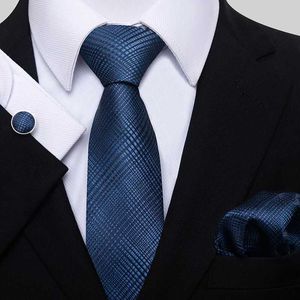 Hals Krawatten Neueste Weihnachtsgeschenkstil% Seidenkrawatte Pocket Square Manschettenknöpfe Set Halskette Herren Tiefblau Hochzeitszubehör Büro Krawatte Q240528