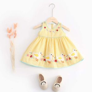2024 Yaz Kız Tank Top Elbiseler 1-6 Y çocuk karikatür ördek yavruları yelek elbisesi moda işlemeli çiçek sarı ekose dış giysiler l2405
