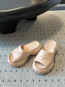 Mode kvinnliga tofflor kompassvåg högklackade stötfångare sandal strandhotell glider Italien Populära brungummiplattformar Slid Designer Summer Pool Fun Slipper Box EU 35-40