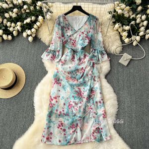 Clear and cool breeze high-end and elegant dress female niche irregular V-neck waist cinched floral chiffon holiday dress