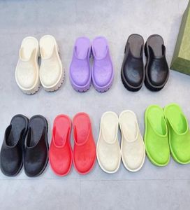 Designer Perforated Sandals Women Otwórz Zwiększ platformę Kapcie platformy Przezroczyste materiały gumowe pantofle puste wzory slajdy Summe9129179