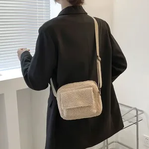 Totes 2024 Plush tyg Kvinnor axel crossbody väska små mode lamm ull fluffy päls vinter kvinnlig designer handväskor