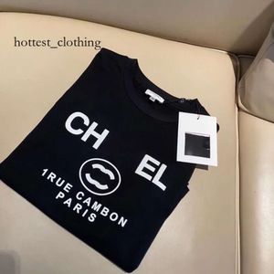 ChannelShirt Brand Womens Designer Tirmadora Mulheres roupas France Trendy Two C Letter Casa feminina Camisa redonda de impressão gráfica 7A22