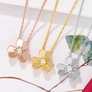 Klassisk charmdesign Vanly Necklace för kvinnor Lucky Clover Women With Gold 18K Rose Petals Minimalistkedja AVYF