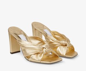 Berömda sommaranis läder kil kil häl sandaler party klänning skor stilett mulor utsmyckade guld öppna tå kvinnor