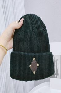 2021 Ins Womens Erkek Beanies Moda Kış Petit Yüksek Kaliteli Beyaz Kahverengi Damier Tasarımcı Şapkası Gradyan Yün Kapağı Lüks Kafa 8352050