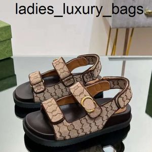 New 24SS Designer de moda sandálias casuais saltos planos pendurar tiras de tela impressa sapatos confortáveis ​​de couro genuíno clássico metal feminino chinelos de sandália