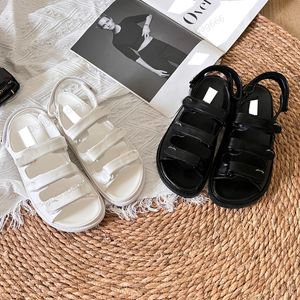 Połączone platformy slingbacki nadmiar skórzanych sandałów plażowych Panie Designer Płaskie obcasy Sandały Sandały poślizgowe na mułach Sliver Znak Balck White Slipper Wyposaża kostkę do vacion