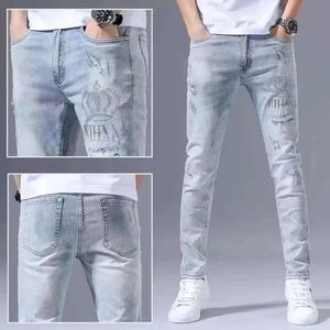 Elastiska jeans, mäns trendiga sommartunna snitt med punkterade broderier, smal passform, små fötter, ljus färg, mångsidiga långa byxor