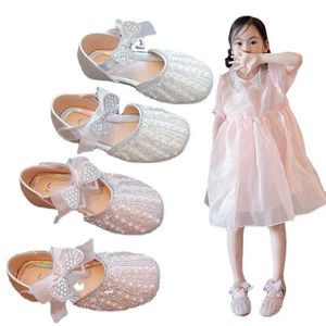 Flat shoes 2023 Summer Fashion Crystal Princess Shoes Bow Soft Soled Toddler Girl Flats PU Hook Loop Mocasines Bead Design Sandals WX5.28