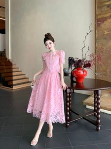 Designer -Kleid leichter Luxus -Palaststil, süße und modische gestickte Spitze, schlank und feenhafter Stil 2024 Sommer zweiteiliger Set -Kleid
