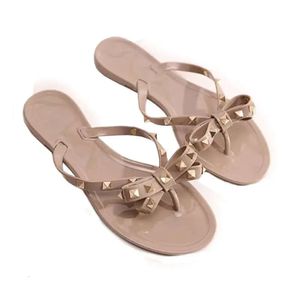 Summer Flops Flip Classic Women Women Beach Quality Craveded Ladies Cool Bow Slipper Feminino Rivet Jelly SA 87C