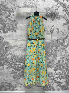 クリームフローラルディープVネックドレス2024春と夏のために花柄の新しい新しい青い袖なしドレス