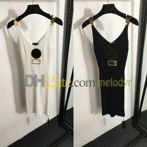 セクシーなニットドレス刺繍ドレスデザイナーのスリムスリングスカートとゴールドバックルハイエラスティックタイト編みドレス