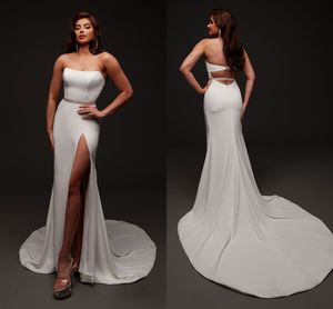 Proste satynowe sukienki ślubne bez ramiączek z koralikowymi szarfami seksowna strona rozdzielają długie suknie ślubne trąbki Elegancki dwór