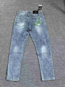 Mäns jeans designer mode mäns jeans vår och sommarsträcka smala byxor ljusblå män trend jeans nya jeans hy4g