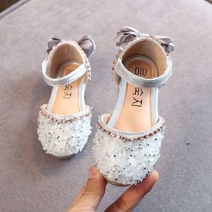 2023 Crystal Bow сингл летние девочки модная принцесса мягкая обувь детская кожаная плоская детская сандалии со стразами A986