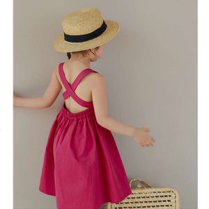 Flickor koreanska fast färg tunna bomulls hängslen klänning 2024 sommar nya barns casual lösa kors sling rygglösa strandklänningar l2405