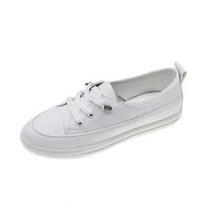 Noszenie małych białych butów z jedną stopą, płaskie dno miękkie, pełne letnia wersja dla dorosłych, skórzane buty, impreza studencka