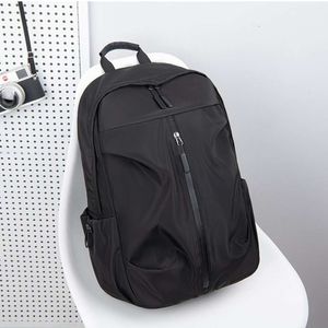 Vattentät och minimalistisk datorväska, studentens ryggsäck, trendiga mäns veckade ryggsäck