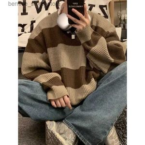 Męskie swetry w stylu koreańskich patchworków Sweter w paski dla mężczyzn w jesieni i zimowym leniwym luźnym swetrze okrągły szyja retro modny sweter Q240530