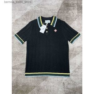 Herrtröjor Ny produkt Casablanca Designer Wool Knit Sweater Coat Brand Rib Loop Lapel Stripe Men Fashion Pearl Button Versatile Short Q240530