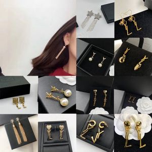 Mody kobiety 18 -karatowe Złoto Projektowane kolczyki do uszu projektanci 13 styl geometrii litery kryształowe kolczyki na przyjęcie weselne Jewelr 183y