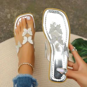 Tofflor Summer Flip Flop Flat Sandals Sparkle Rhinestone Sandaler för kvinnor Skjut kvinnors strandklänning Slip på bling casual tofflor H240530 E84B