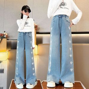 Spring Teen Girls Heart Design jeans strappato Streetwear Kids Kids Blue Denim Pants Cashing Casual Wide-Leg Crouser Abiti L2405