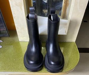 جديد أسود من الجلد الأسود في الكاحل تشيلسي بوتس منصة سليون جولة مسطحة الجوارب مكتنزة مصمم فاخر أعلى أحذية أعلى للنساء thi1089971