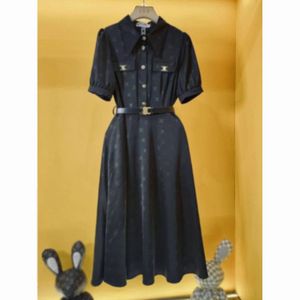 Designer feminino xadrez de camisa com estampa de carta feminina botão de gola feminina vintage vestido de cinto de manga curta listrada preto e branco vestido de damasco 2024
