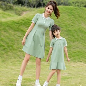 お母さんのお父さんの子供服の家族の見た目母親の父親の息子マッチする服のお母さんと女の赤ちゃんの夏のドレス児童服