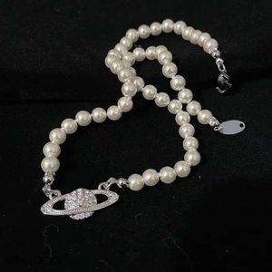 Saturno Sterling Womens Pearl Sier Necklace Designer Jewelry Accessorio Mini Bas Relief Cristalli bianchi Cristalli bianchi da 16 pollici vvs famoso jelwel