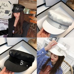 Beralar Düz Üst Rhinestone Sboy Cap için Kadın Moda Moda Düz Renk Askeri Kapaklar Kadın İpek Saten Deniz Şapkası Kağıt 180b