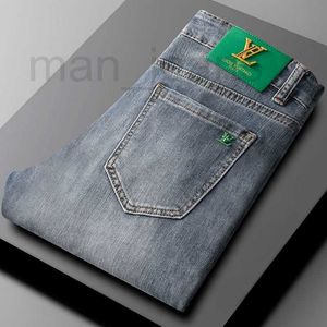 Mäns jeansdesigner Spring och Autumn Light Blue High End Jeans For Men's Light Luxury Fashion Märke Elastic Slim Fit Small Foot Long Pants HN02