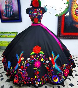 Czarne meksykańskie sukienki Quinceanera suknia balowa kantar satynowy haft haft puffy szarbowe 16 sukienek 15 ano