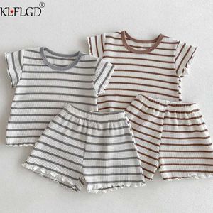 Zestawy odzieży Nowe modele 0-6-letni koreański zestaw Striped Casual Set Ubrania Kamen Naucz się kroków dla dziecka w lecie krótko-rękawowych garnitury H240530