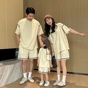 Abbigliamento da genitore-bambino vestiti in famiglia estivi coreani di alta qualità abbigliamento mamma papà e figlia figlio stesso due pezzi set 240530