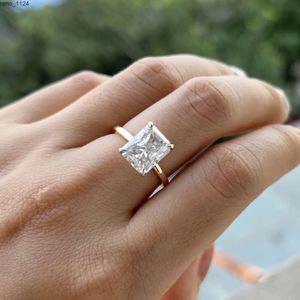 Einfacher Stil fein Silber mit eisgeschnittenem Emerald Moissanite Männer Ring Schmuck