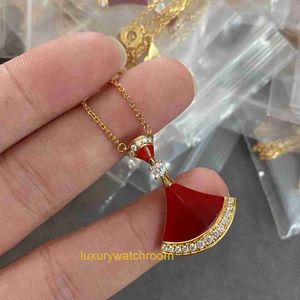 New Classic Fashion Brolgry Pendant Necklaces V Gold Skirt Necklace with Natural Fritillaria Malachite Fan shaped Collar Chain Trendy and