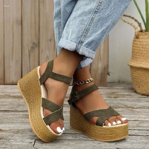 Masowe sandały klinowe dla kobiet lato 2024 swobodne bezpoślizgowe buty platformowe gumowe podeszwa buckl 620 platm
