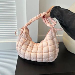 イブニングバッグは、女性用のイブニングバッグキルティングパッド入りクロスボディバッグをプリーツした泡の雲の肩大型トートバケツデザイナールーチドハンドバッグB704 TQUBU