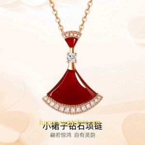 New Classic Fashion Brolgry Pendant Necklaces 18k Gold Red Agate Small Skirt Fan Necklace Chalcedony Fritillaria with Collar Chain Colorful Female