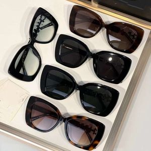 designer solglasögon sommarkanelsunglasses populära internet mode mångsidiga svarta ram solglasögon för män kvinnor
