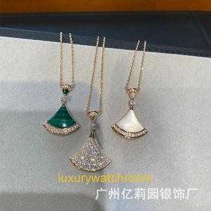 New Classic Fashion Brolgry Pendant Necklaces V gold small skirt Necklace womens 18k rose natural white Fritillaria light luxury outrageous waist collarbone chain